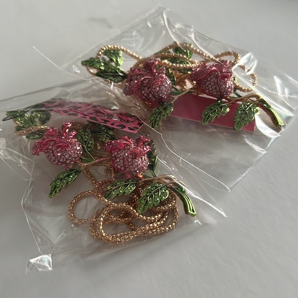 Betsey Johnson Style Necklace Crystal Roses Pendant Chain - Picture 13 of 13